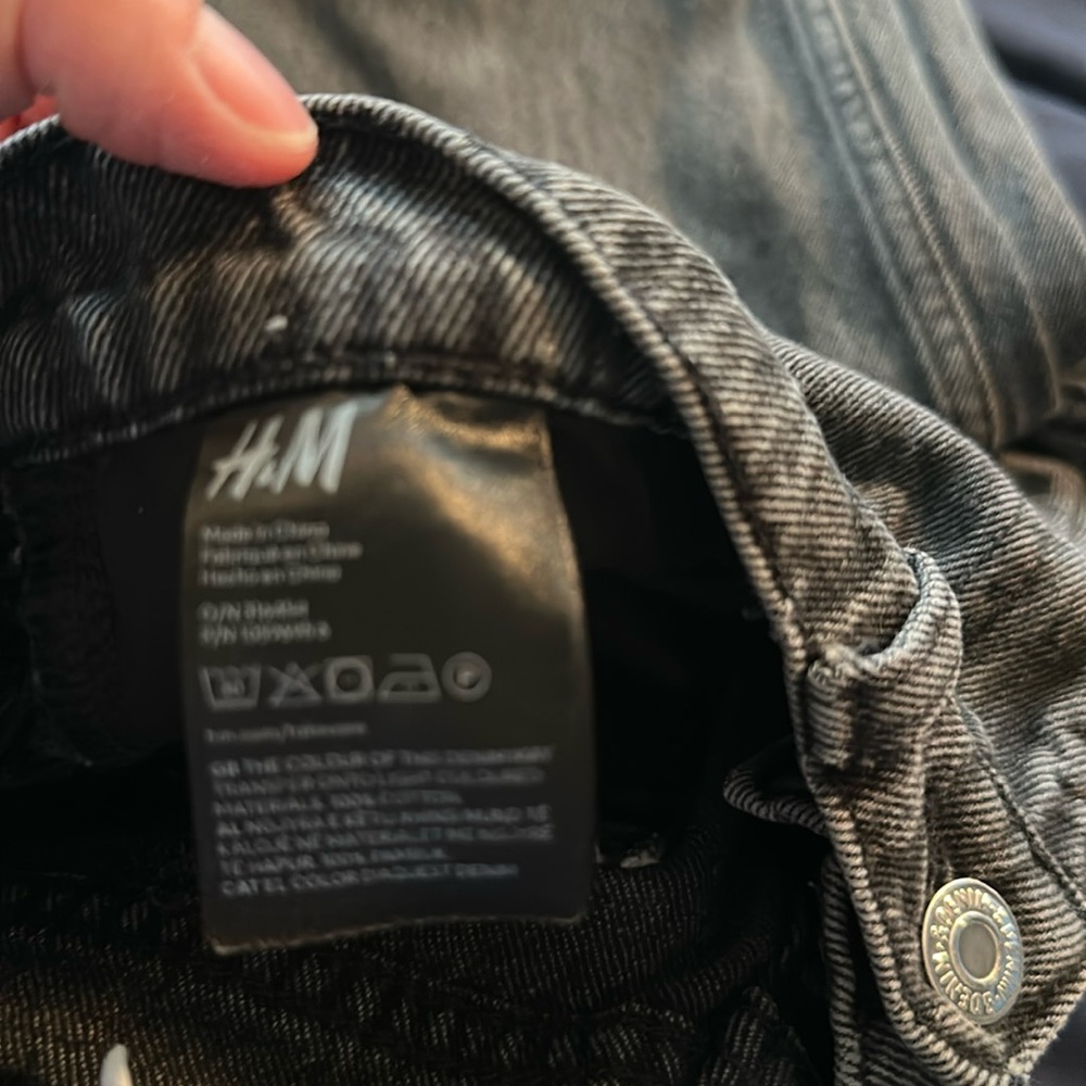 H&M women’s size 0 black baggy jeans.